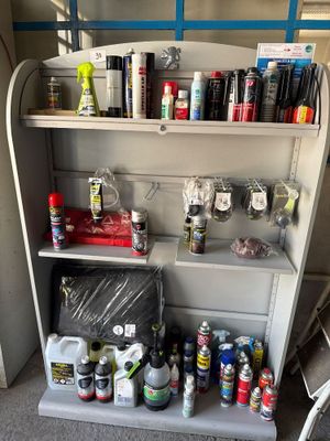 une étagère sur laquelle sont posés des pots et des pots de peinture
