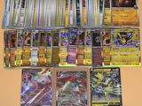 beaucoup de cartes pokemon sur la table