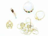 beaucoup de bijoux en or sur une surface blanche
