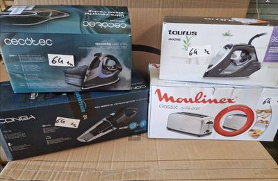 trois cartons d'aspirateurs sont empilés les uns sur les autres