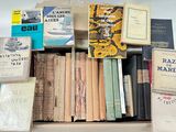 de nombreux livres dans la boîte posée sur la table