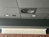 une photo d'un plafond surmonté de trois luminaires