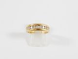 une bague en or jaune avec des diamants sur fond blanc