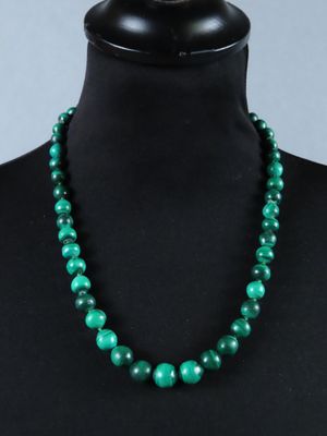 Collier constitué de 51 perles de malachite en chute (D.