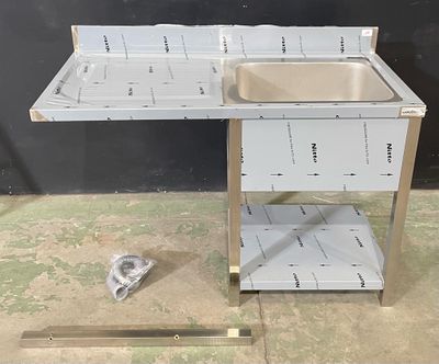 une photo d'un lavabo et d'une étagère dans une pièce