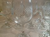 plusieurs verres à vin alignés sur une table