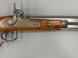un gros plan d'un pistolet accroché au mur, sur fond blanc