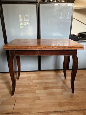une table en bois avec un plateau en bois posée sur un parquet en bois dur