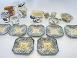 de nombreux types de plats et de tasses sur la table