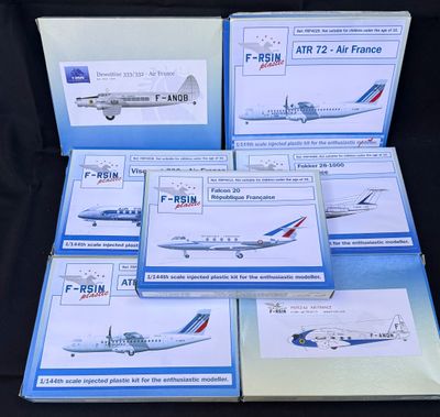 six boîtes de cartes Air France posées sur une surface noire