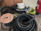 un tas de tuyaux et d'autres équipements électriques par terre