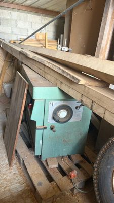 une machine posée sur une palette dans un garage