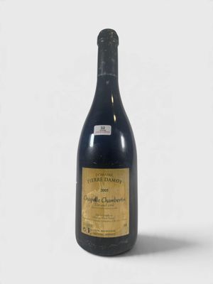 une bouteille de vin posée sur une table