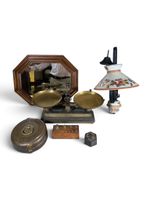 Mannette d'objets divers : miroir, lustre, balance et divers