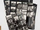de nombreuses photos en noir et blanc accrochées au mur de cette pièce
