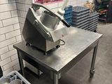 Plusieurs plateaux de muffins sont posés sur une table dans une cuisine