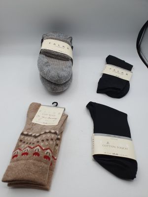 trois paires de chaussettes sont posées sur une surface blanche