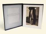 une vieille photo montrant un homme et une femme en train de s'embrasser devant un livre