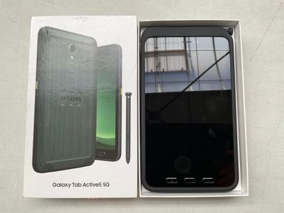 emballage d'une boîte contenant un téléphone, posée sur une table