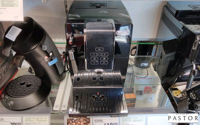 une exposition de machines à café présentées dans un magasin