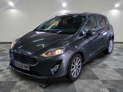 La nouvelle Ford Fiesta est garée dans le showroom du concessionnaire.