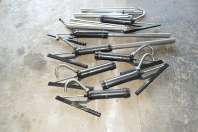 un grand nombre d'outils posés sur le sol