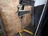 un support métallique sur lequel est posé un radiateur, dans une pièce