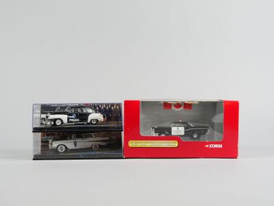 deux boîtes contenant des petites voitures, posées sur une surface blanche