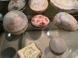une vitrine en verre dans laquelle sont exposés divers plats décoratifs