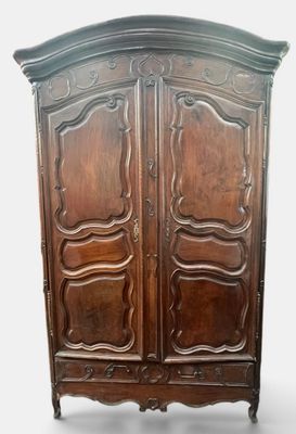 Armoire de style Louis XV ouvrant par deux abattants mouluré…