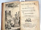 un vieux livre sur lequel figure l'image d'un homme assis sur un banc devant un château