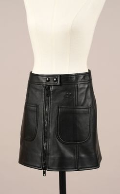 une jupe en cuir noir sur un mannequin, un mannequin, un mannequin, un mannequin, un mannequin, un mannequin, un mannequin, un mannequin, un mannequin, un mannequin, un mannequin, un mannequin, un mannequin, un mannequin, un mannequin, un mannequin, un mannequin, un mannequin, un mannequin, un mannequin, un mannequin, un mannequin, un mannequin, un mannequin, un mannequin, un mannequin, un mannequin, un mannequin, un mannequin, un mannequin, un mannequin, un mannequin,