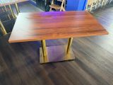 une table en bois avec un piètement en métal au milieu d'une pièce