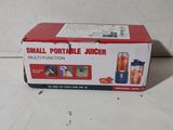 un petit extracteur de jus portable dans la boîte posée sur la table
