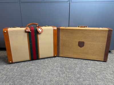 deux bagages posés l'un à côté de l'autre sur un tapis
