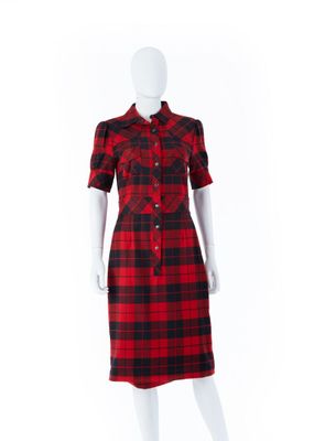 une robe à carreaux rouges et noirs sur un mannequin, un mannequin, un mannequin, un mannequin, un mannequin, un mannequin, un mannequin, un mannequin