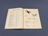 un livre ouvert sur lequel figurent l'image d'un oiseau et d'un papillon