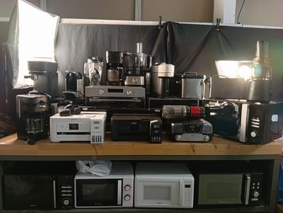 beaucoup d'appareils électroniques posés sur une table dans une pièce