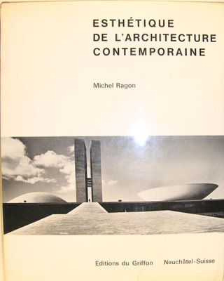 un vieux livre contenant une photo en noir et blanc d'un bâtiment