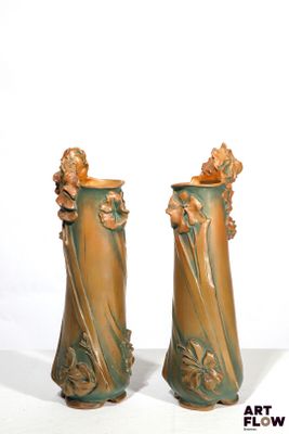deux vases placés l'un à côté de l'autre