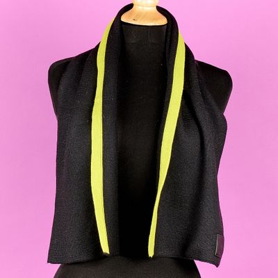 un gilet noir avec des bordures jaunes sur un mannequin, un mannequin, un mannequin, un mannequin, un mannequin, un mannequin, un mannequin, un mannequin, un mannequin, un mannequin, un mannequin, un mannequin, un mannequin, un mannequin, un mannequin, un mannequin, un mannequin, un mannequin, un mannequin, un mannequin, un mannequin, un mannequin, un mannequin, un mannequin, un mannequin, un mannequin, un mannequin, un mannequin, un mannequin, un mannequin, un mannequin, un mannequin, un manne