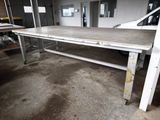 une table posée au milieu d'un garage