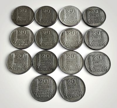 six types de pièces différents sont disposés sur une surface blanche