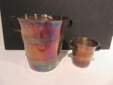 un vase et une tasse posés l'un à côté de l'autre sur une table