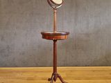 une table en bois sur laquelle se trouve un miroir
