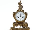 une horloge dorée sur fond blanc, avec un fond blanc