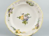 une image représentant une assiette sur laquelle sont peintes des fleurs