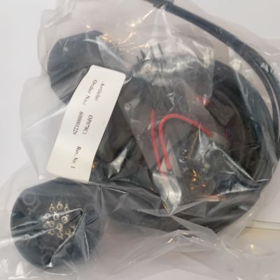 un sac contenant des fils enveloppés dans du plastique, posé sur une table