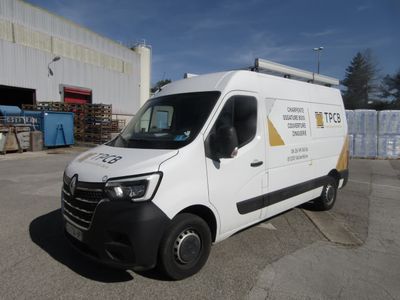 la photo d'une camionnette blanche garée sur un parking