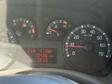 un gros plan du tableau de bord d'une voiture avec divers indicateurs
